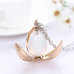 Necklace with dragon egg pendantKettingen