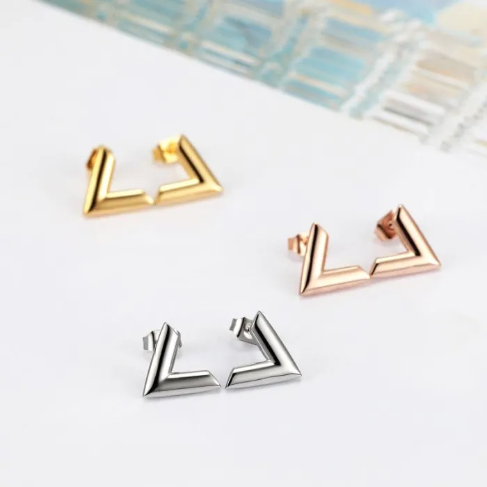V pattern stud earrings - titanium steelOorbellen