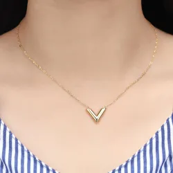 V Letter pendant with necklace - stainless steelHalskettingen