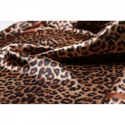 Élégant foulard carré avec imprimé léopard - soie