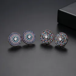 Boucles d'oreilles rondes élégantes avec des cristaux