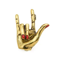 Hand met "Love" -gebaar - rode nagels - punkbrocheBroches