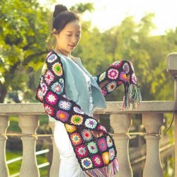 Foulard au crochet fait main - avec des fleurs - avec des pompons