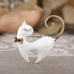 Retro enamel black / white cat brooch