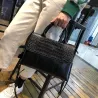 Elegante schoudertas - leer - krokodillenleer patroonHandtassen