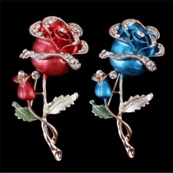 Luxurious brooch with double crystal rose