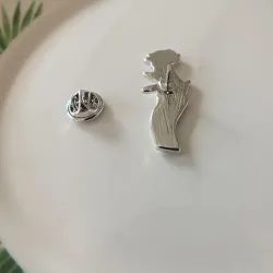 Zilveren broche met een hand die roos vasthoudt - pinBroches