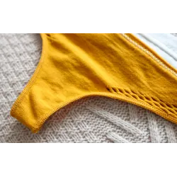 Sexy slipjes - strings met uitsparingen - met opschriftLingerie