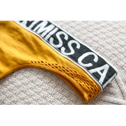 Sexy slipjes - strings met uitsparingen - met opschriftLingerie