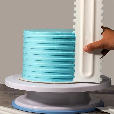 Decorating cream spatula - scraper - irregular teeth / edge