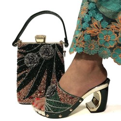 Modieuze sandalen - met decoratieve bloemen / glitter - Italiaanse stijl - met bijpassend zakjeSandalen