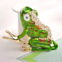 Elegant brooch with a green crystal frog