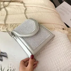 Modieuze kleine schoudertas - met strass-steentjes / kettingriemTassen