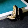 Broche en or à la mode - femme avec chapeau noir avec perles / cristaux