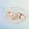 Broche ronde élégante - avec cristaux - mains jointes en forme de coeur