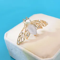 Broche en or à la mode - avec abeille perlée et cristaux