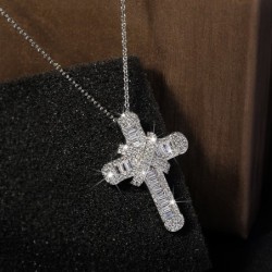 Collier en argent luxueux - pendentif croix en cristal blanc