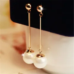 Boucles d'oreilles longues dorées avec une perle