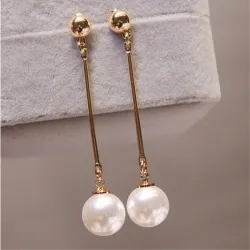 Lange gouden oorbellen met een parelOorbellen