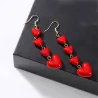 Boucles d'oreilles longues avec coeurs rouges