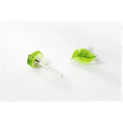 Oorknopjes met kleine groene bladeren - verzilverdOorbellen