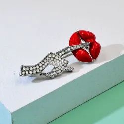 Kristallen broche - rode lippen / Be Quiet gebaarBroches