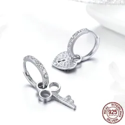 Asymmetrische zilveren oorbellen - hartje / sleutel - met kristallen - 925 sterling zilverOorbellen