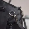Vintage tas van nubuckleer met klinknagels / pom pom van bontTassen