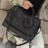 Vintage tas van nubuckleer met klinknagels / pom pom van bontTassen