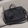 Vintage tas van nubuckleer met klinknagels / pom pom van bontTassen