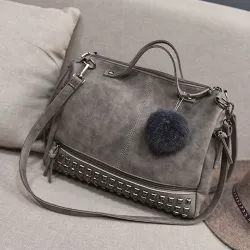 Vintage tas van nubuckleer met klinknagels / pom pom van bontTassen