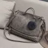 Vintage tas van nubuckleer met klinknagels / pom pom van bontTassen