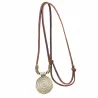 Collier vintage - pendentif rond en métal - corde en cuir