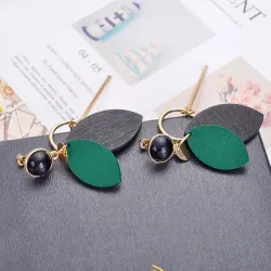 Boucles d'oreilles longues - feuilles de bois / perles noires