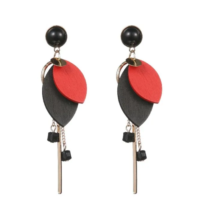 Boucles d'oreilles longues - feuilles de bois / perles noires