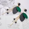 Lange oorbellen - houten bladeren / zwarte kralenOorbellen