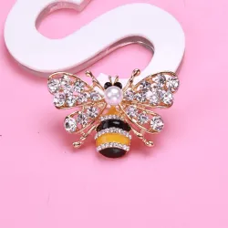 Broche abeille en cristal