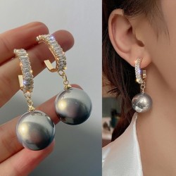 Boucles d'oreilles en cristal avec une perle
