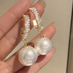 Boucles d'oreilles en cristal avec une perle