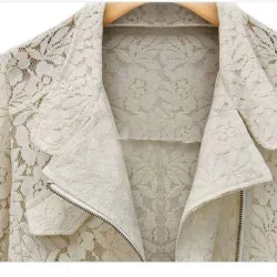 Veste courte en dentelle à la mode - avec fermeture éclair