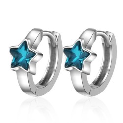 Boucles d'oreilles rondes en argent avec une étoile en cristal bleu