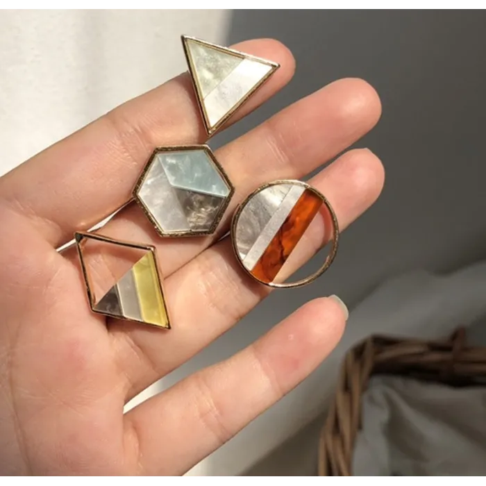 Cute geometric acrylic stitch small stud earringsOorbellen