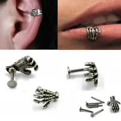 Body piercing met hand schedelOorbellen