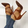 Elegante pumps met hoge hak en gespHoge hakken
