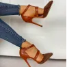 Elegante pumps met hoge hak en gespHoge hakken