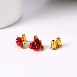 Gold stud earrings with red roseOorbellen