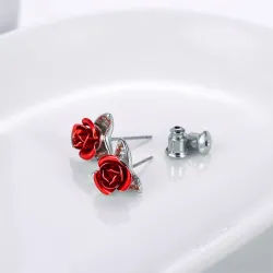 Gold stud earrings with red roseOorbellen